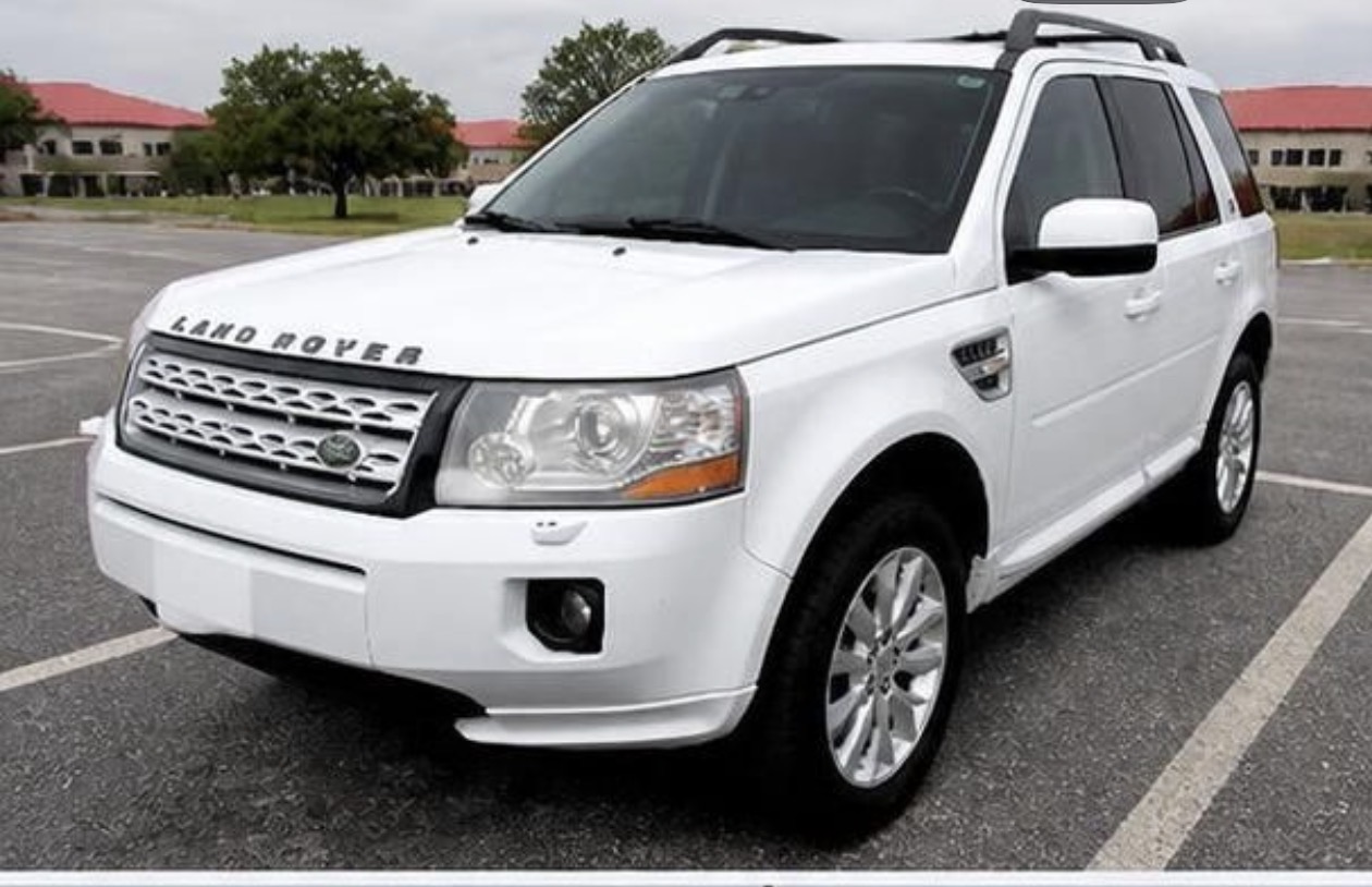 Used 2014 Land Rover LR2 HSE AWD/4WD image 2