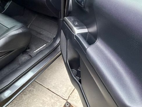 Used 2019 Toyota Tacoma TRD Off-Road w/ Technology Package image 5