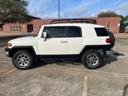 Used 2012 Toyota FJ Cruiser Sport Utility 2D w/ Upgrade Pkg image 14