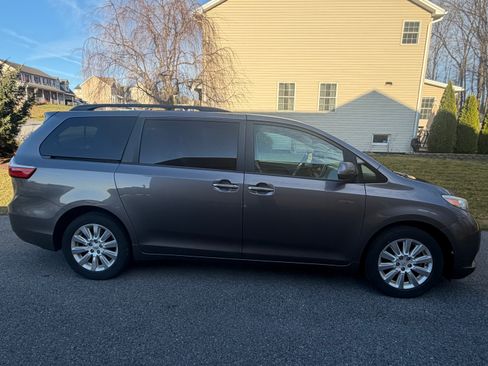 Used 2015 Toyota Sienna XLE image 2