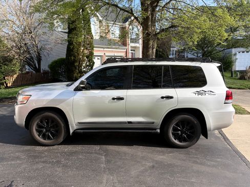 Used 2016 Toyota Land Cruiser image 10