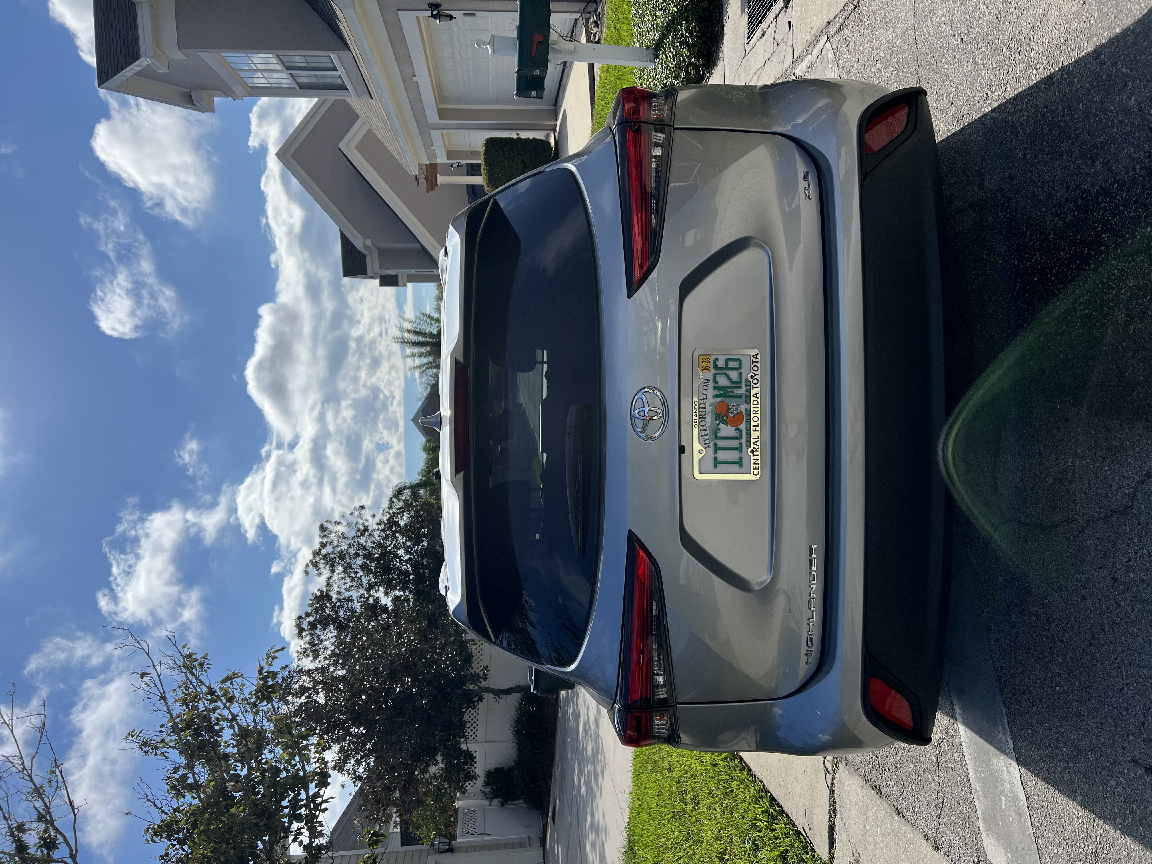 Used 2022 Toyota Highlander XLE FWD image 2