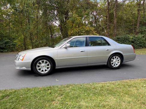 Used 2008 Cadillac DTS image 2