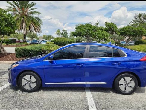 Used 2022 Hyundai Ioniq SE FWD image 2