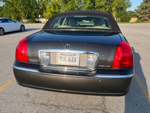 Used 2005 Lincoln Town Car Signature RWD image 4