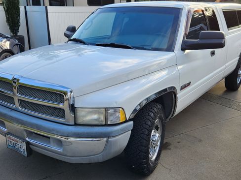 Used 1998 Dodge Ram 2500 Truck 2WD Quad Cab image 2
