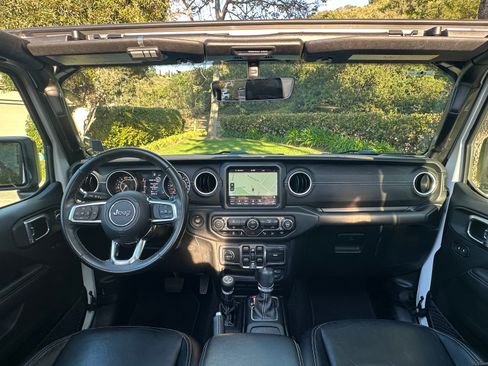 Used 2018 Jeep Wrangler Unlimited Sahara image 10