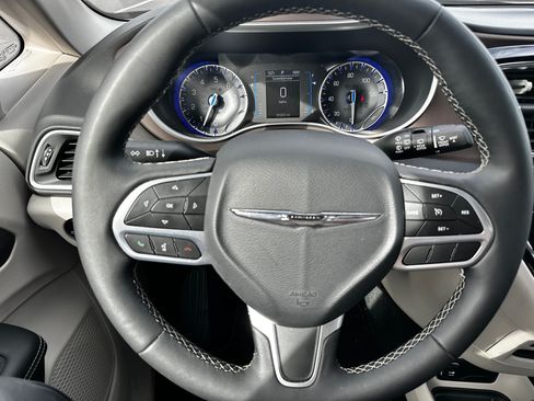 Used 2024 Chrysler Voyager LX image 22