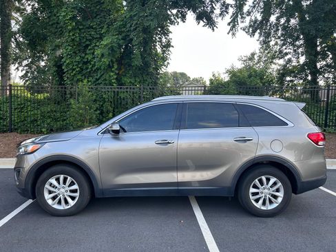 Used 2017 Kia Sorento FWD w/ LX Convenience Package image 4