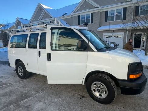 Used 2010 GMC Savana 3500 image 1