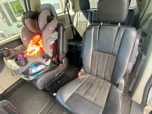 Used 2019 Dodge Grand Caravan SXT image 6