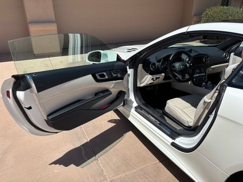 Used 2020 Mercedes-Benz SL 550 image 24