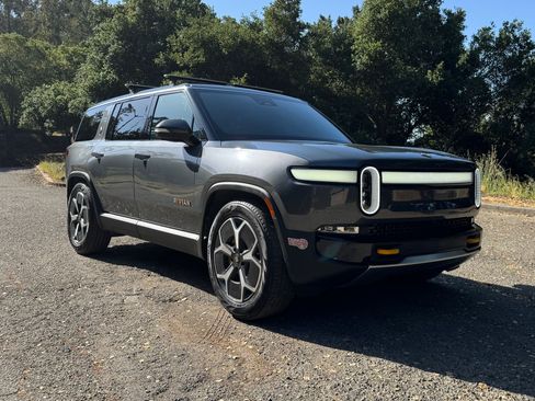 Used 2023 Rivian R1S Adventure image 16