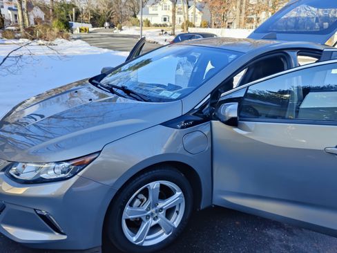Used 2017 Chevrolet Volt LT w/ Comfort Package image 4