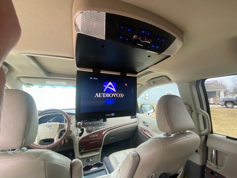 Used 2011 Toyota Sienna XLE image 24