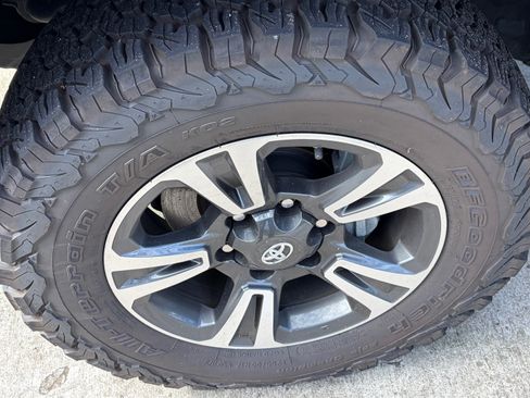 Used 2019 Toyota Tacoma TRD Sport w/ Technology Package image 12