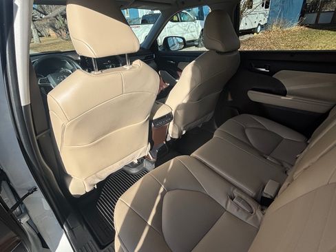Used 2022 Toyota Highlander XLE image 12