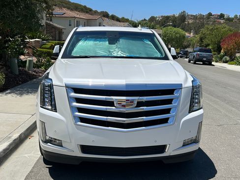 Used 2018 Cadillac Escalade Luxury AWD/4WD image 2