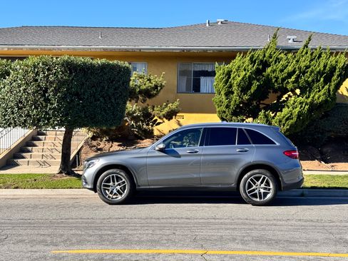 Used 2018 Mercedes-Benz GLC 300 4MATIC image 4