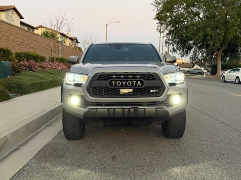 Used 2018 Toyota Tacoma TRD Off-Road w/ Technology Package image 5
