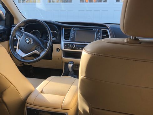 Used 2015 Toyota Highlander XLE image 28