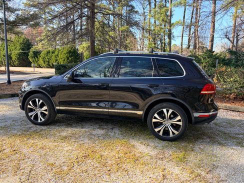 Used 2017 Volkswagen Touareg Wolfsburg Edition image 10