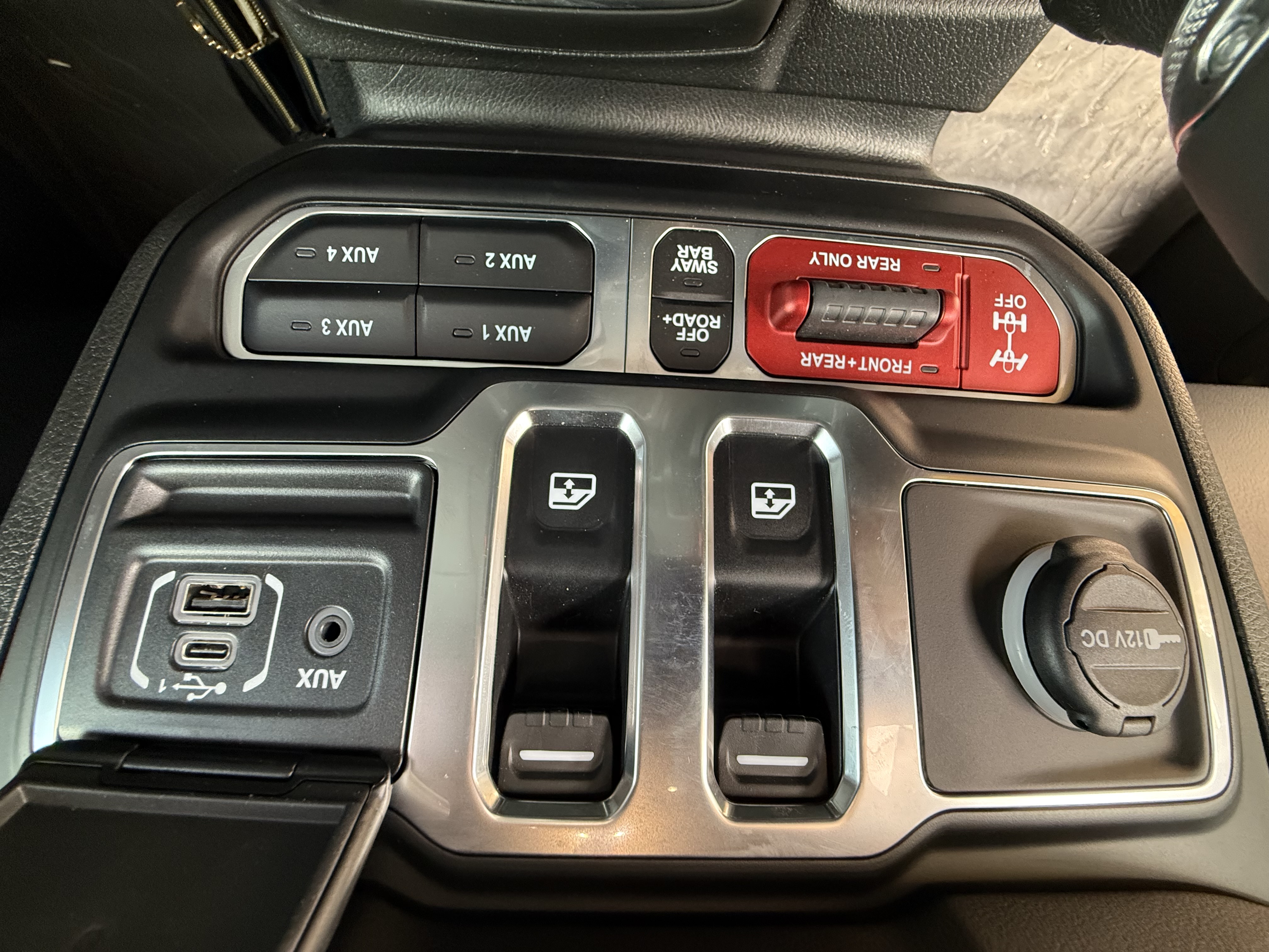 Used 2024 Jeep Wrangler Rubicon w/ Convenience Group AWD/4WD image 12