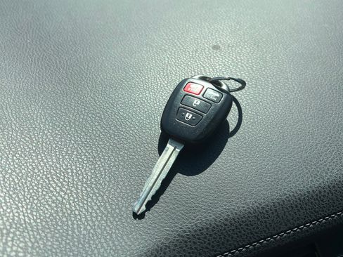 Used 2017 Toyota Corolla LE w/ Carpet Mat Package (TMS) FWD image 14