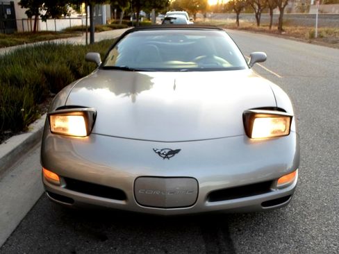 Used 1999 Chevrolet Corvette Convertible w/ Memory Pkg RWD image 2