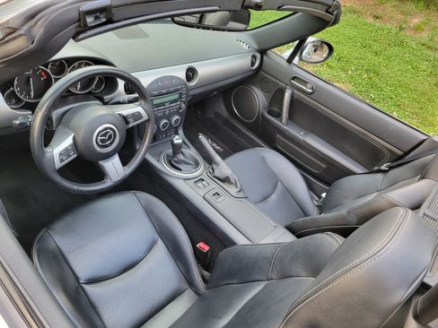 Used 2011 MAZDA MX-5 Miata Grand Touring w/ Premium Pkg RWD image 5