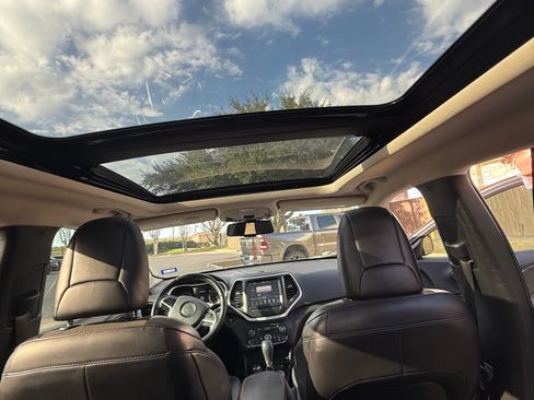 Used 2018 Jeep Cherokee Trailhawk w/ Comfort/Convenience Group image 18