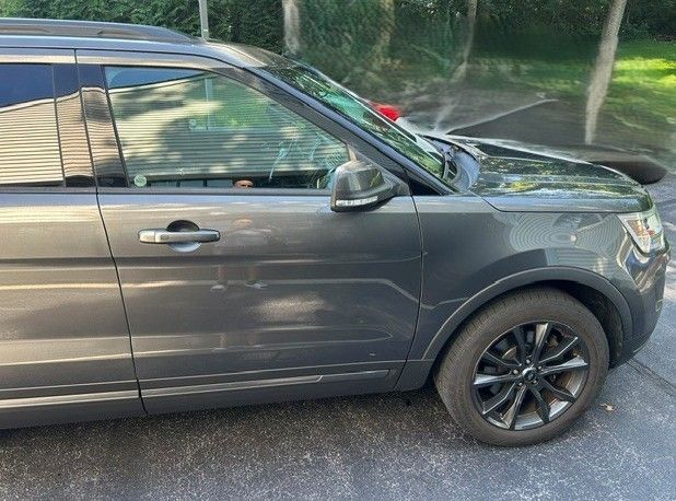 Used 2018 Ford Explorer XLT w/ Equipment Group 202A AWD/4WD image 4