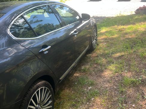 Used 2014 Kia Cadenza Premium w/ Technology Package FWD image 4