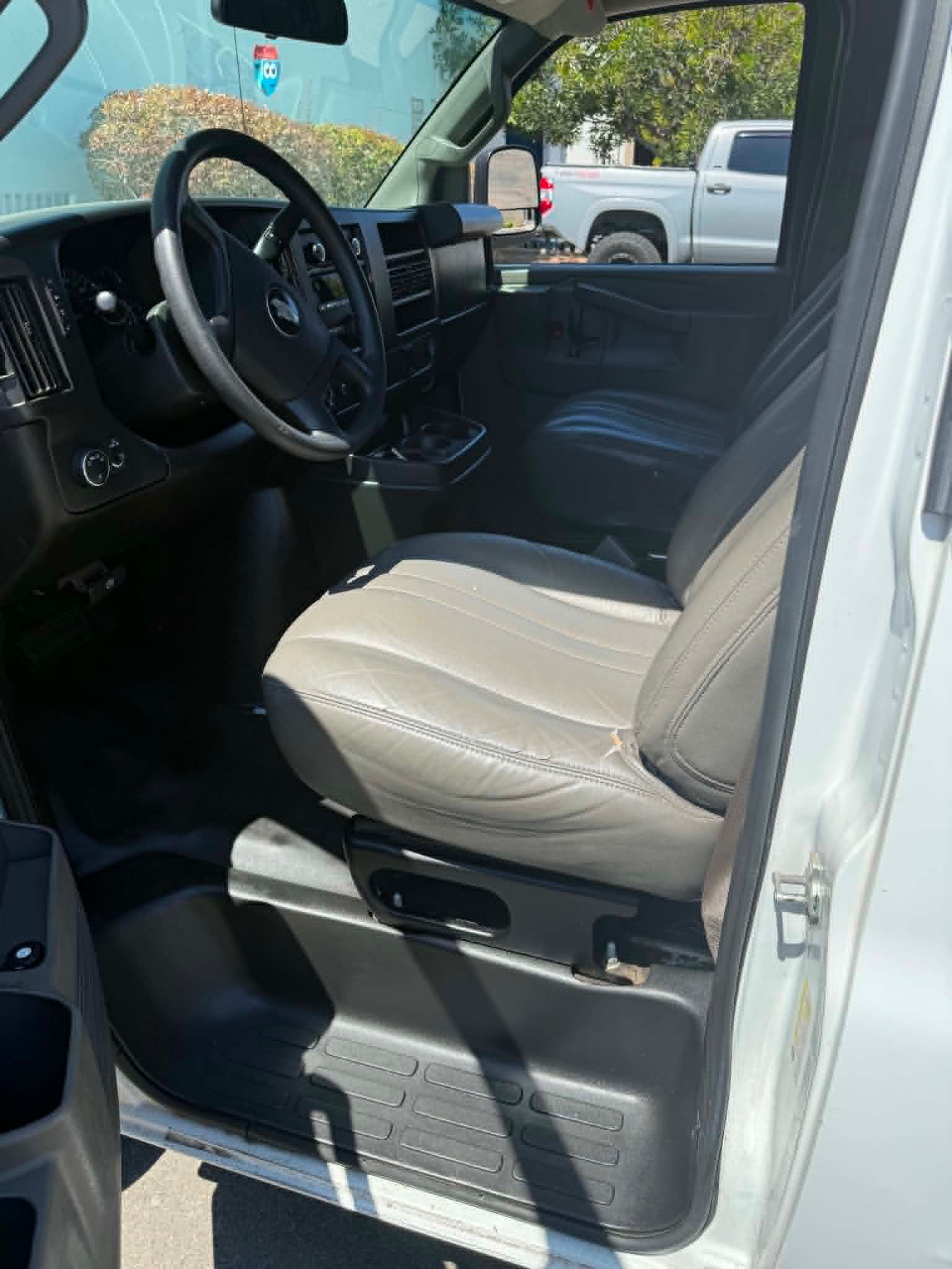 Used 2019 Chevrolet Express 2500 Extended RWD image 8