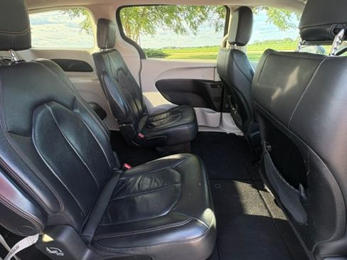 Used 2017 Chrysler Pacifica Touring-L FWD image 13