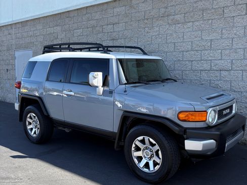 Used 2014 Toyota FJ Cruiser 2WD w/ Upgrade Package image 2