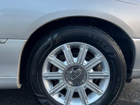 Used 2009 Lincoln Town Car Signature Limited image 6