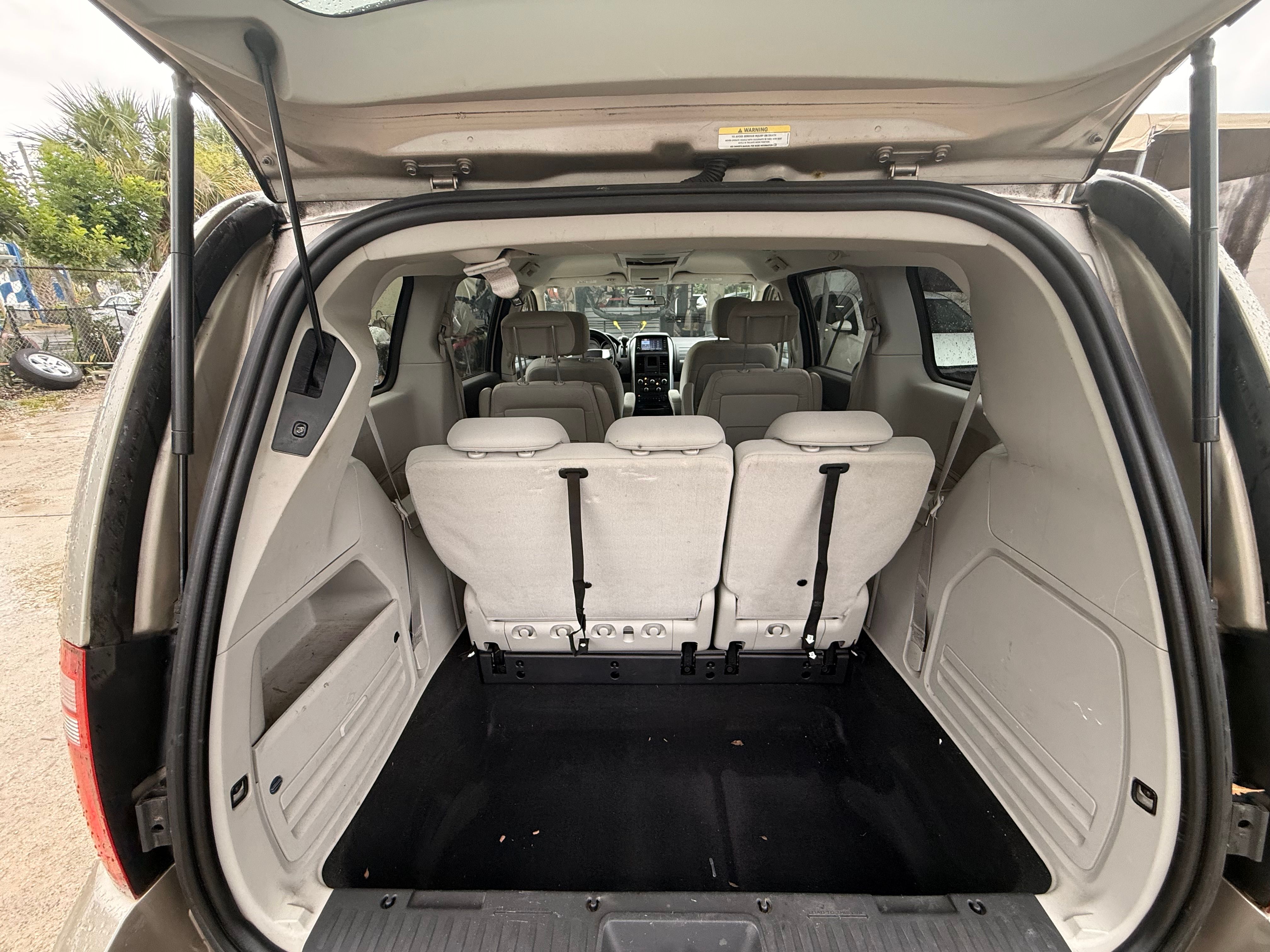 Used 2009 Dodge Grand Caravan SXT w/ Entertainment Group 2 FWD image 14