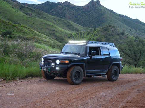 Used 2014 Toyota FJ Cruiser 4WD image 2