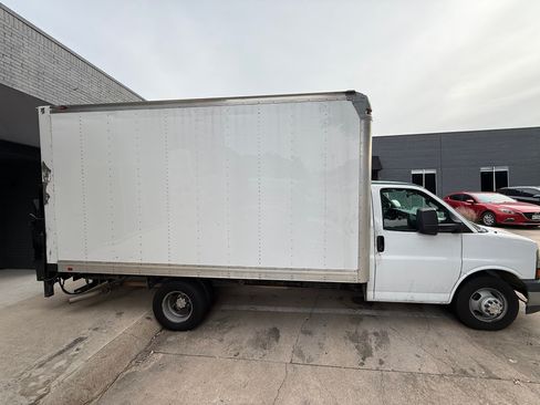 Used 2017 Chevrolet Express 3500 image 2