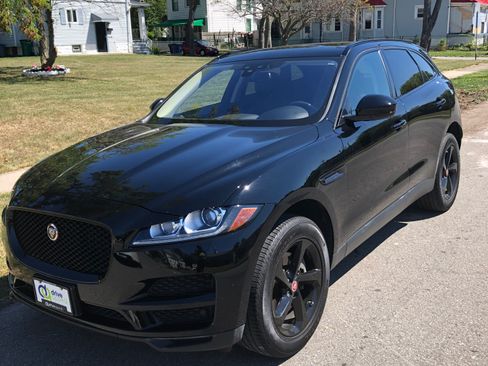 Used 2017 Jaguar F-PACE Premium image 2