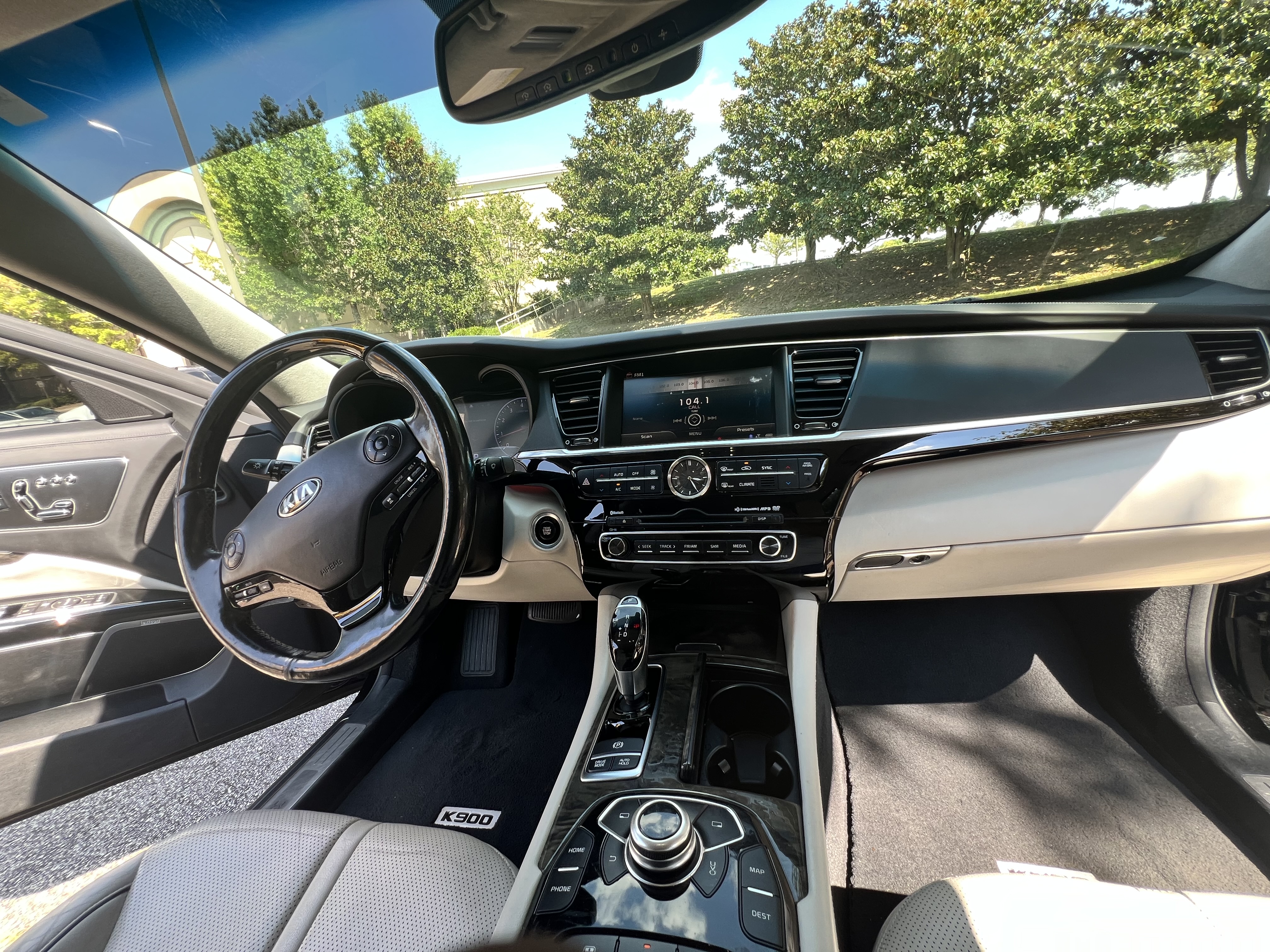 Used 2015 Kia K900 Luxury w/ VIP Package (Discontinued) RWD image 15