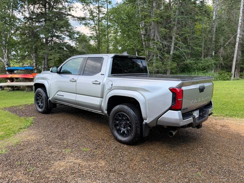 Used 2024 Toyota Tacoma SR5 AWD/4WD image 5
