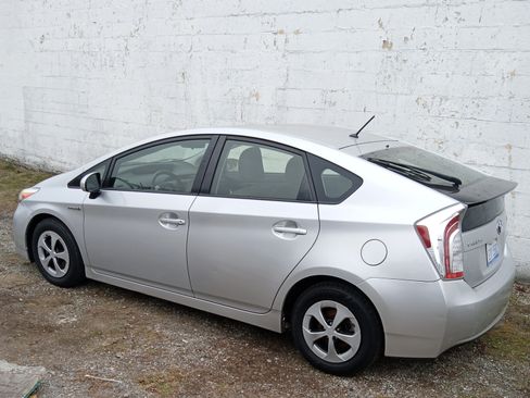 Used 2015 Toyota Prius Two image 1
