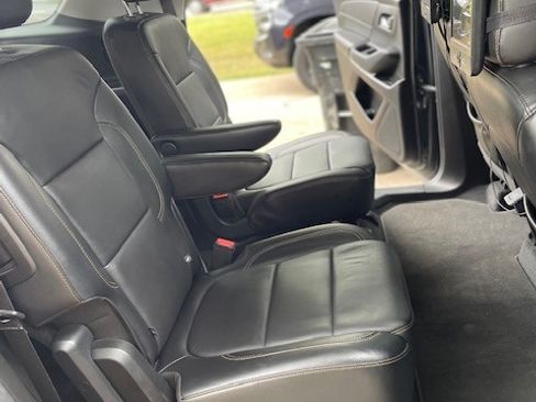 Used 2018 Chevrolet Traverse LT image 2