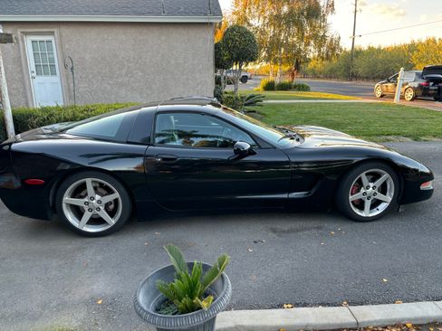 Used 1998 Chevrolet Corvette Coupe w/ Performance Handling Pkg image 6