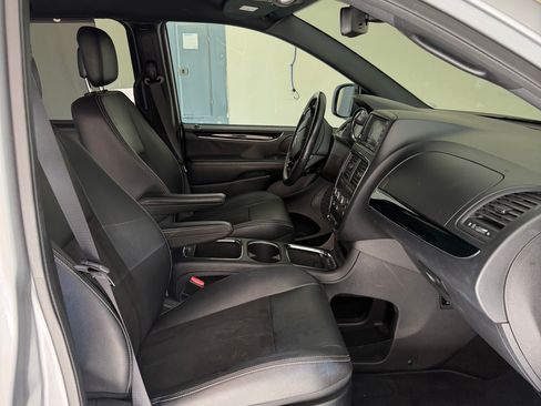 Used 2019 Dodge Grand Caravan SXT w/ Blacktop Package FWD image 14