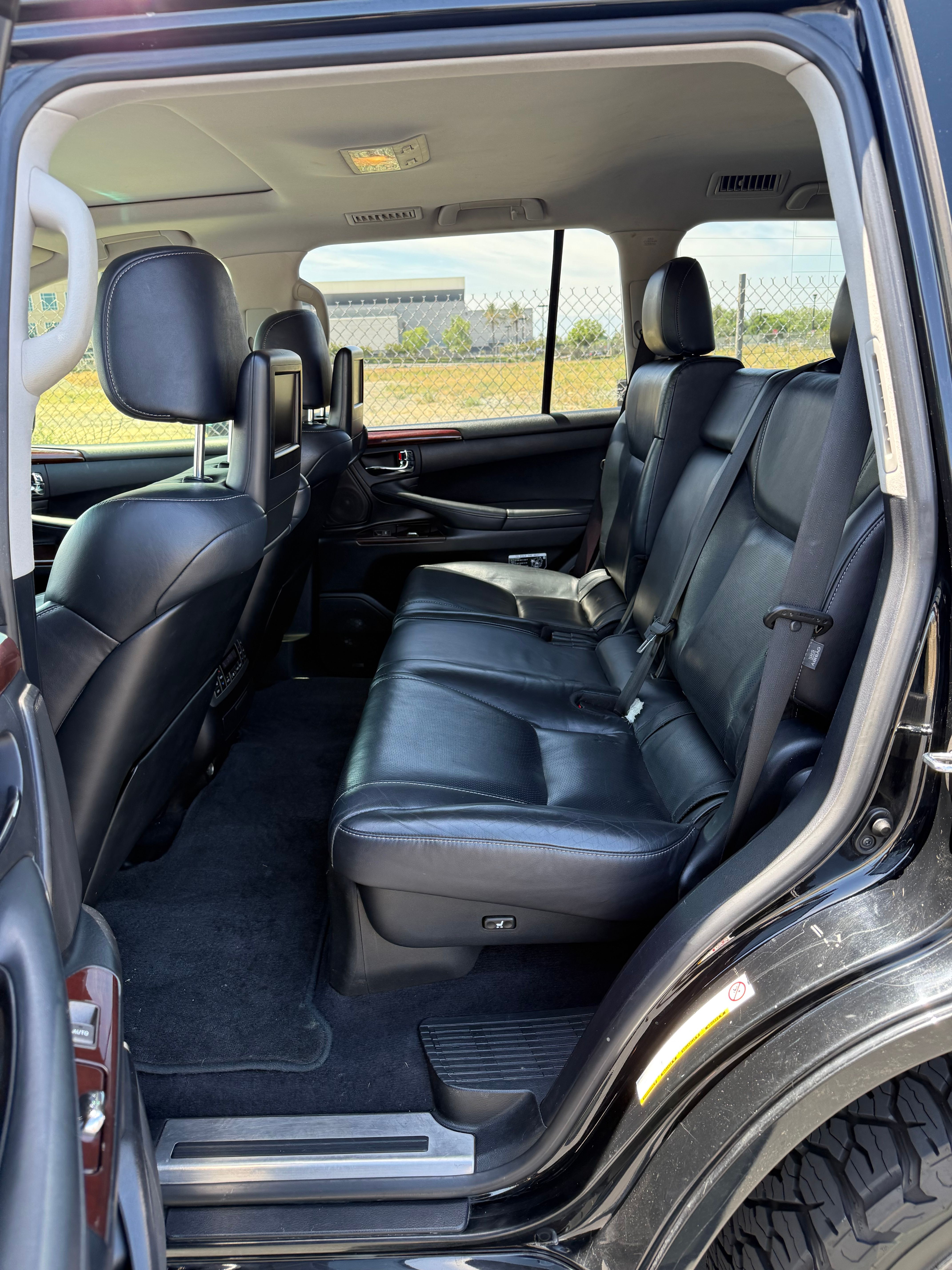 Used 2013 Lexus LX 570 4WD w/ Luxury Pkg image 24