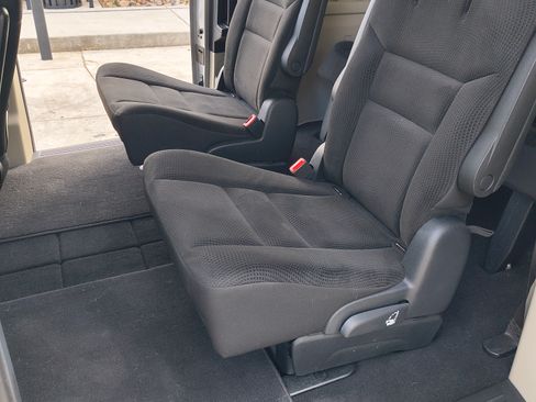 Used 2019 Dodge Grand Caravan SE w/ UConnect Hands-Free Group image 14