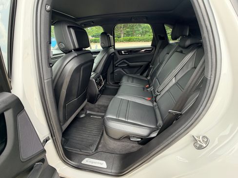 Used 2021 Porsche Cayenne AWD/4WD image 18